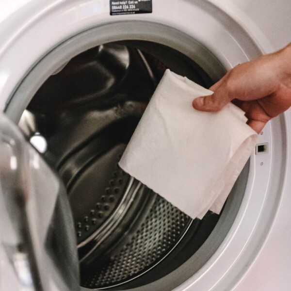 EcoBees, eco bees, kitchen roll, reusable kitchen roll, reusable, paper towel, anti bacterial, multi purpose towels, bamboo kitchen towels, machine washable, environmentally friendly, vegan-friendly, natural, plastic-free, bio-degradable, lifestyle, cloth being put into washing machine,