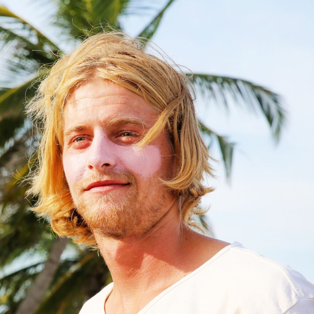 All Natural Zinc Sunscreen SPF30 Retro Red Peace With The Wild