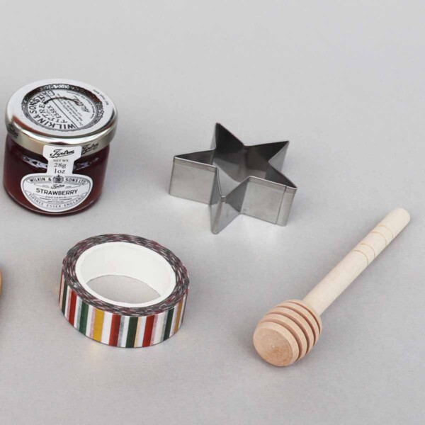 6 Luxury Christmas Crackers - Oak Leaves & Acorns - Image 4