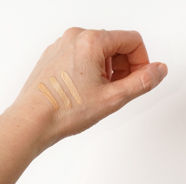Radiance Liquid Concealer - 882 Medium Light - Image 3
